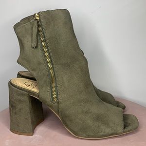 Dark green open toe/heel suede booties